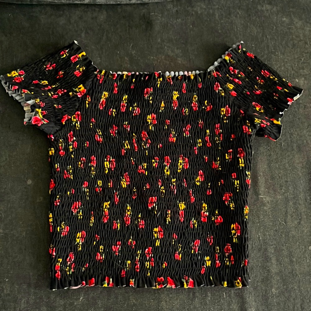 Stretchy cropped top. Never worn. Prefect for formal or casual outfits!